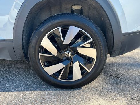 Used 2025 Volkswagen Atlas Cross Sport SE image 24