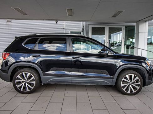 Used 2023 Volkswagen Taos SE w/ Panoramic Sunroof Package FWD image 3