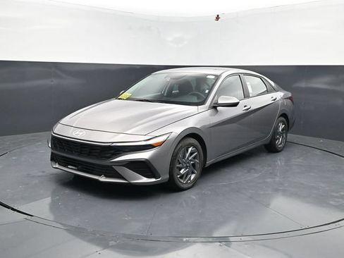 Used 2024 Hyundai Elantra SEL FWD image 3