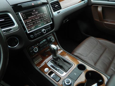 Used 2014 Volkswagen Touareg TDI image 20