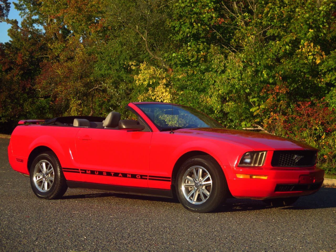 Used 2005 Ford Mustang Convertible RWD image 29