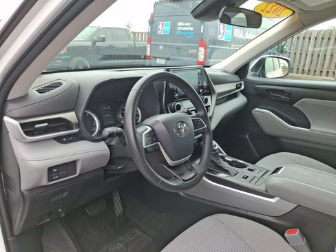 Used 2022 Toyota Highlander LE AWD/4WD image 18