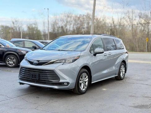 Used 2022 Toyota Sienna XLE Woodland Edition image 4