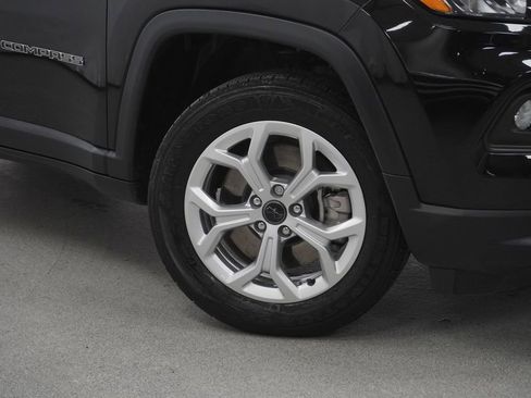 Used 2025 Jeep Compass Latitude AWD/4WD image 4