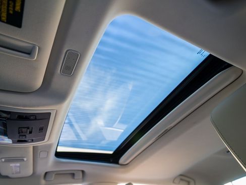 Used 2020 Lexus ES 300h w/ Premium Package image 17