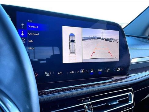 Used 2024 Chevrolet Traverse Z71 image 31