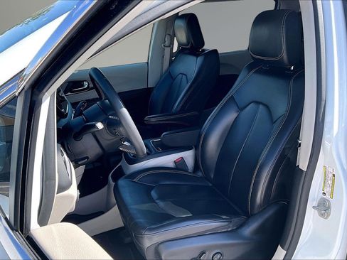 Used 2023 Chrysler Pacifica Touring-L FWD image 20