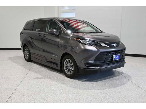 Used 2023 Toyota Sienna LE FWD image 3