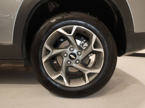 Certified 2025 Chevrolet Trax LT image 32