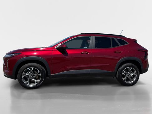 Used 2025 Chevrolet Trax LT w/ LT Convenience Package FWD image 2