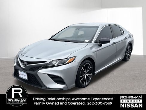 Used 2020 Toyota Camry SE image 1