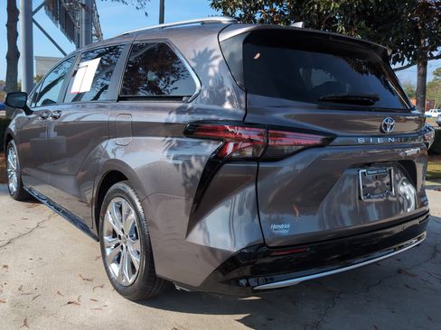 Certified 2023 Toyota Sienna Platinum image 8