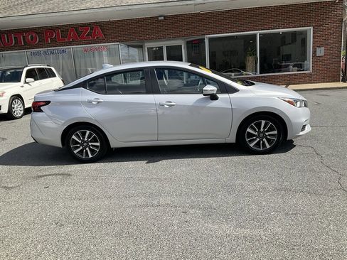 Used 2021 Nissan Versa SV FWD image 4