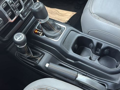 Used 2022 Jeep Wrangler Unlimited Sahara AWD/4WD image 19