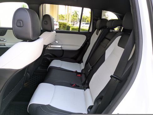 Used 2021 Mercedes-Benz GLB 250 4MATIC image 16