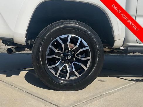 Used 2020 Toyota Tacoma TRD Sport image 9