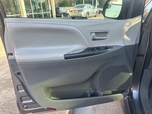 Used 2020 Toyota Sienna LE image 9