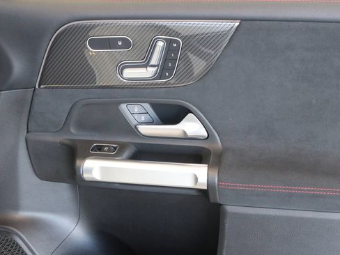 Used 2021 Mercedes-Benz GLB 35 AMG 4MATIC image 41