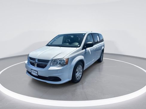 Used 2018 Dodge Grand Caravan SE FWD image 4