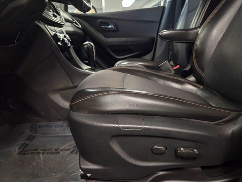 Used 2018 Chevrolet Trax LT w/ Sun & Sound Package image 22