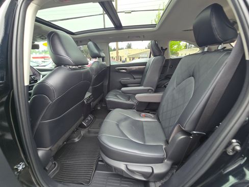 Used 2023 Toyota Highlander Platinum AWD/4WD image 16