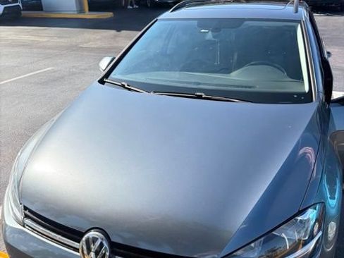 Used 2018 Volkswagen Golf SE FWD image 2