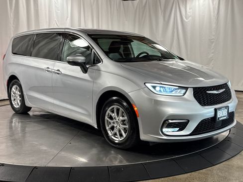 Used 2023 Chrysler Pacifica Touring-L FWD image 7