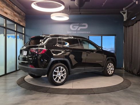 Used 2023 Jeep Compass Latitude image 3