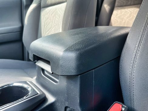 Used 2018 Toyota Tacoma TRD Off-Road AWD/4WD image 32