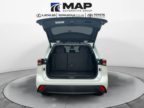 Used 2021 Toyota Highlander LE FWD image 20