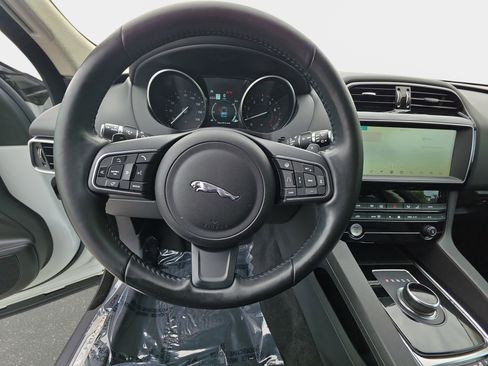 Used 2019 Jaguar F-PACE Premium AWD/4WD image 16