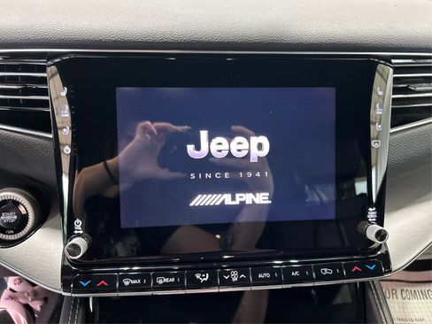 Used 2025 Jeep Wagoneer 4WD image 13