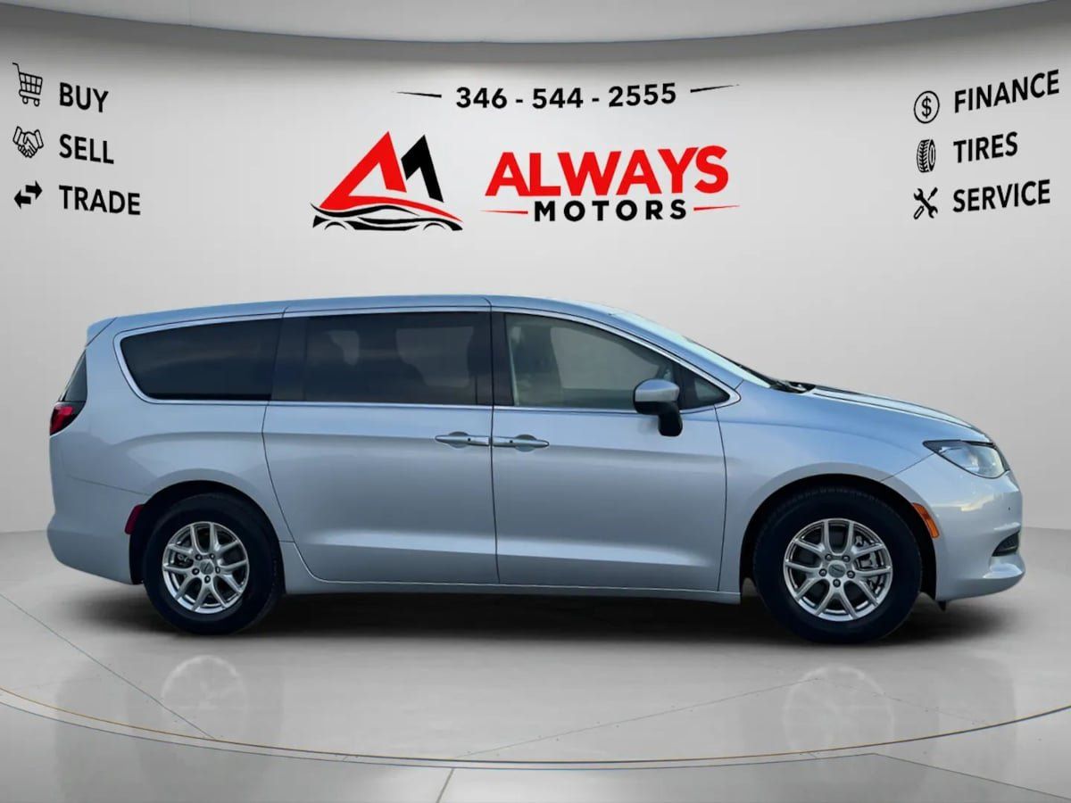Used 2023 Chrysler Voyager LX FWD image 4