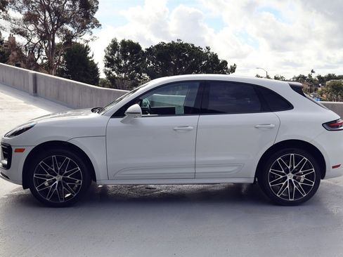 Certified 2023 Porsche Macan image 2