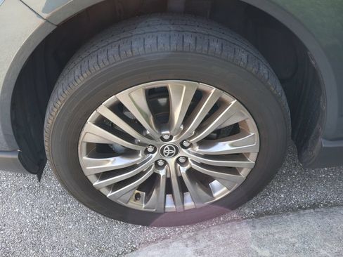 Used 2023 Toyota Venza XLE AWD/4WD image 4