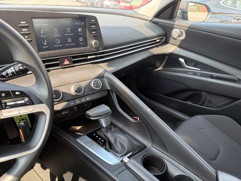 Certified 2025 Hyundai Elantra SE FWD image 26