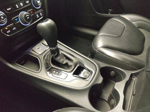 Used 2019 Jeep Cherokee Latitude Plus FWD image 26