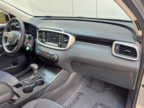 Used 2019 Kia Sorento FWD image 12