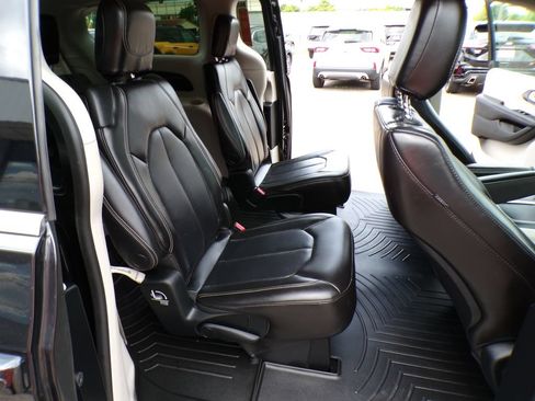Used 2023 Chrysler Pacifica Touring-L FWD image 27