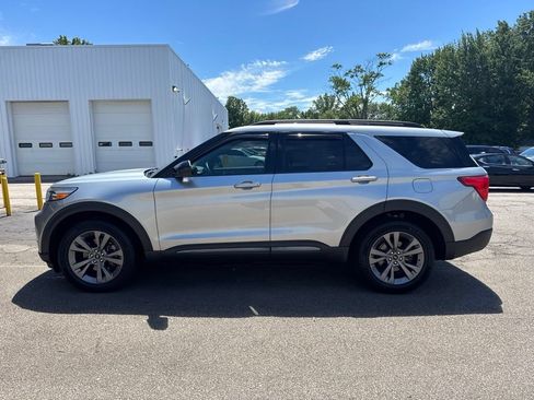 Used 2022 Ford Explorer XLT w/ Equipment Group 202A AWD/4WD image 8