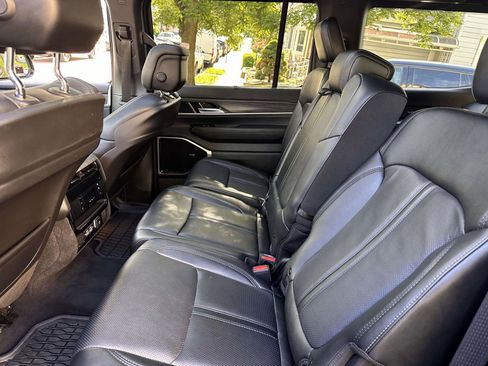 Used 2023 Jeep Wagoneer Series III w/ Premium Group I AWD/4WD image 16