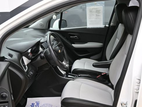 Used 2022 Chevrolet Trax LT w/ LT Convenience Package AWD/4WD image 19
