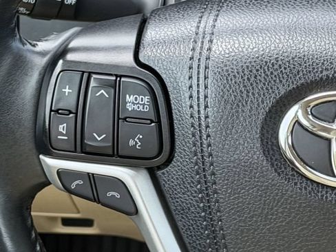 Used 2019 Toyota Highlander XLE AWD/4WD image 12