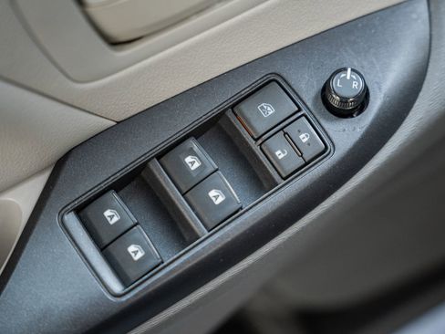 Used 2020 Toyota Sienna L image 34