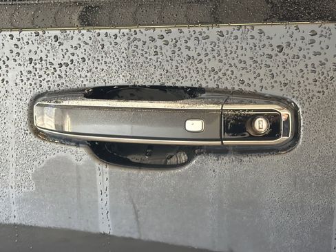 Used 2023 GMC Yukon XL SLT w/ SLT Premium Package image 11