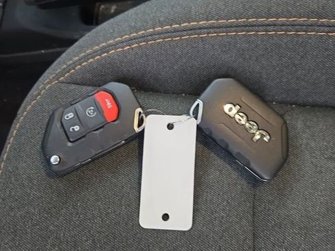 Used 2024 Jeep Wrangler Unlimited Sahara w/ Technology Group AWD/4WD image 10