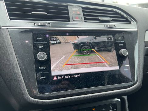 Used 2022 Volkswagen Tiguan SE R-Line image 3