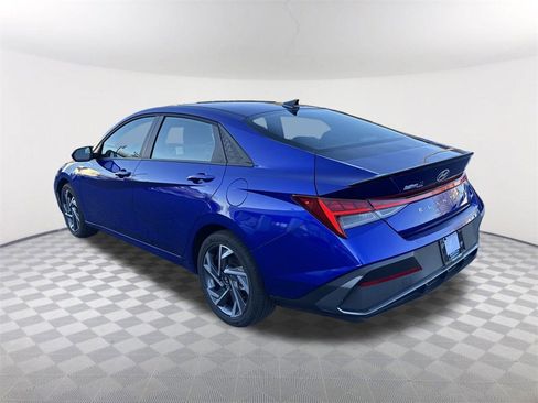 Used 2025 Hyundai Elantra SEL image 7