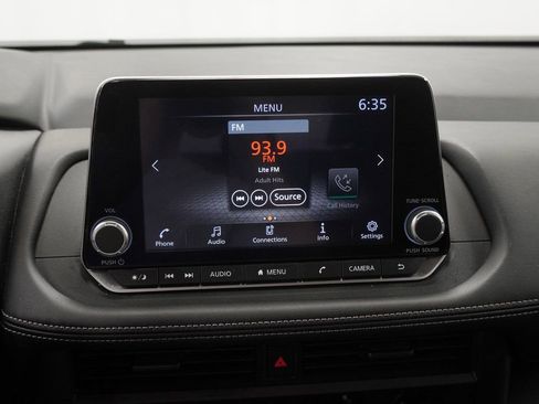 Used 2025 Nissan Rogue S image 27