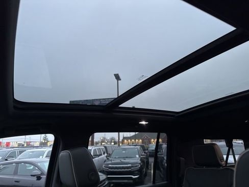 Used 2022 GMC Yukon XL SLT w/ SLT Premium Package AWD/4WD image 11